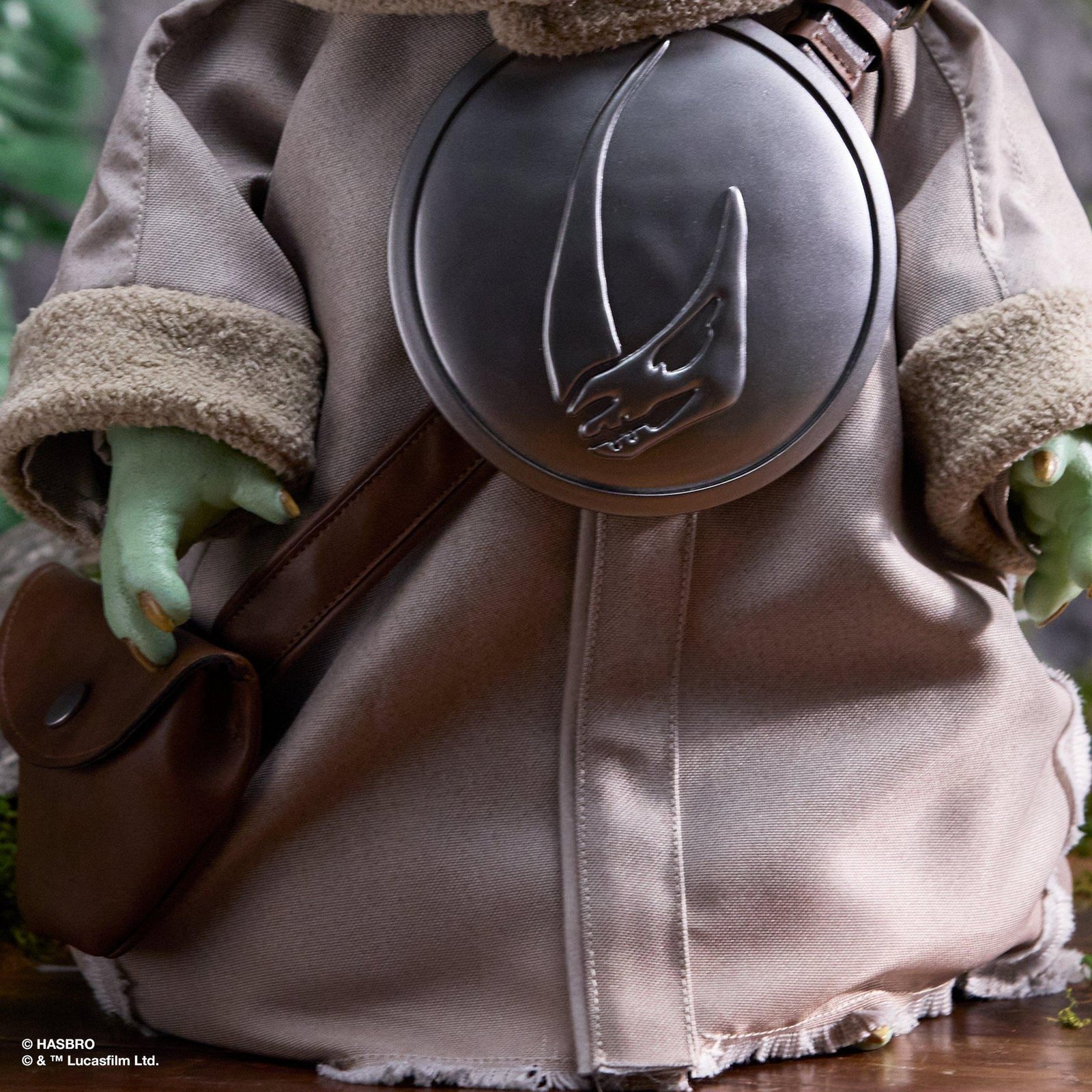 Star Wars Ultimate Grogu Collector's Edition - close-up of the beskar rondel and satchel detail - fivestaredition.com