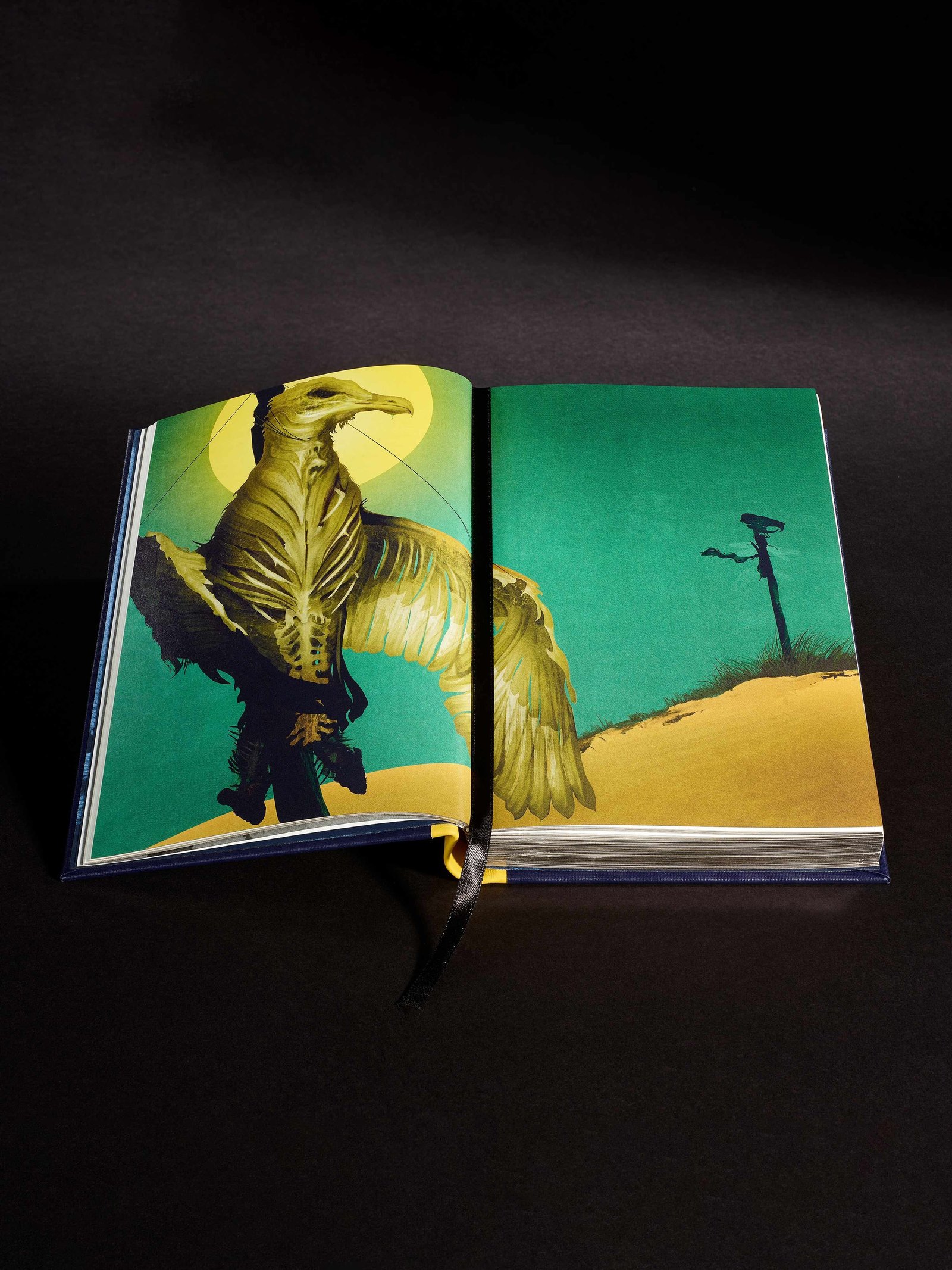 Folio Society The Wasp Factory limited edition - double-page color illustration in green and yellow tones - fivestaredition.com